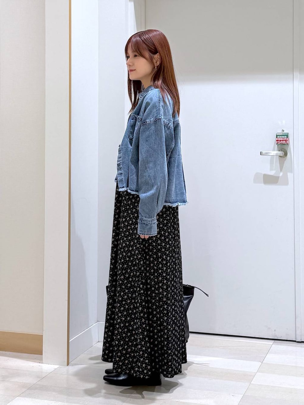 ブラック系のトートバッグ、ブラック系のパンプス、ブルー系のシャツ/ブラウスを着用したレディースの秋コーディネートの2枚目の写真