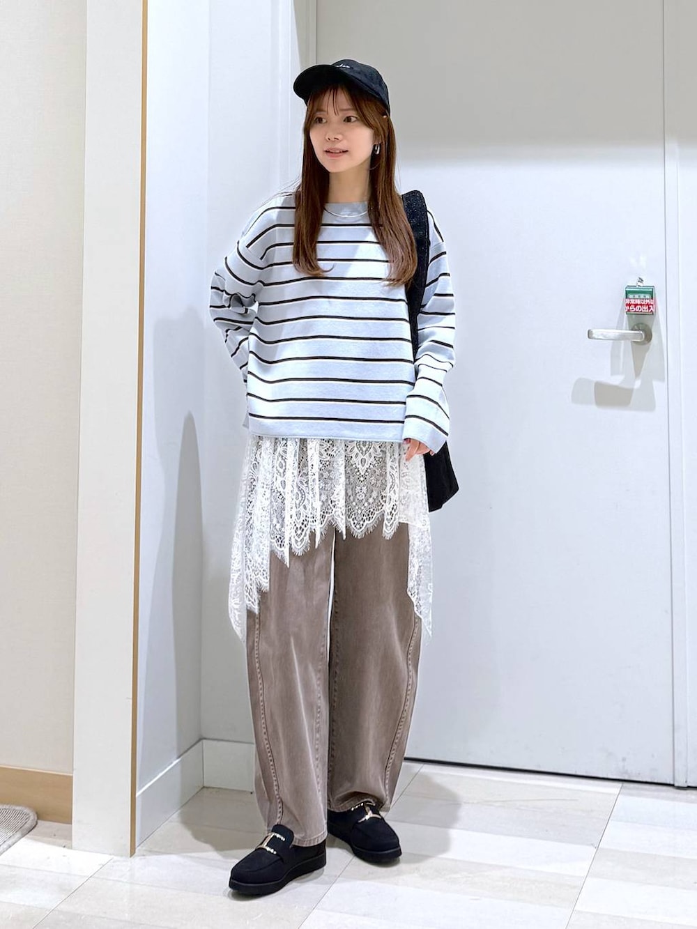 ブラック系のローファー、ブラック系のトートバッグ、ホワイト系のその他トップスを着用したレディースの冬コーディネートの4枚目の写真