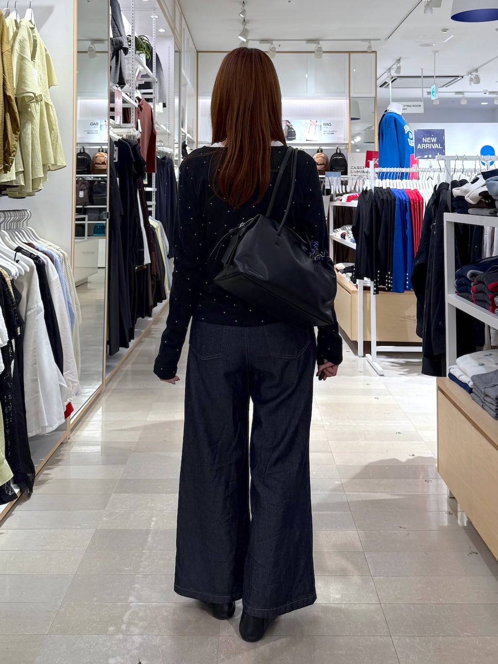 ブラック系のその他シューズ、ブラック系のボストンバッグ、ホワイト系のTシャツ/カットソーを着用したレディースの秋コーディネートの3枚目の写真