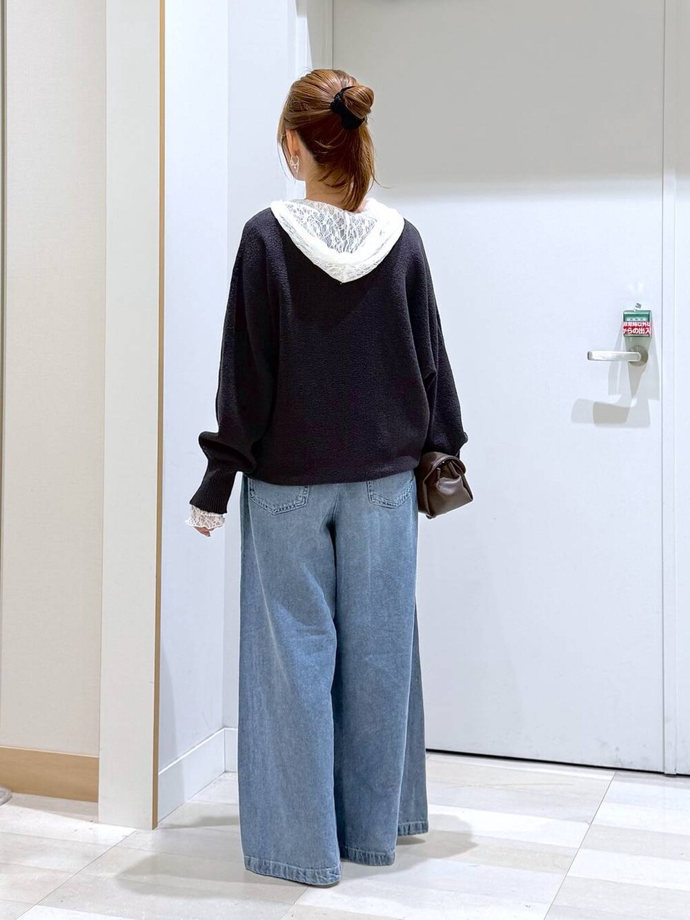 ベージュ系のパンプス、グレー系のニット/セーター、ホワイト系のTシャツ/カットソーを着用したレディースの夏コーディネートの3枚目の写真