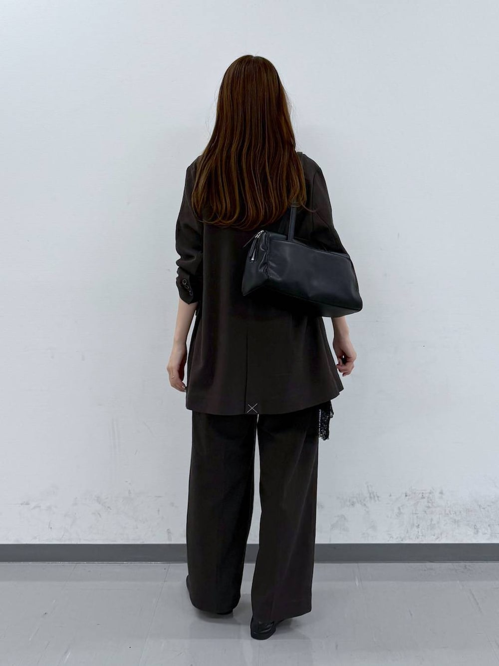 ブラック系のローファー、ブラック系のニット/セーター、ブラウン系のその他パンツを着用したレディースの春コーディネートの3枚目の写真