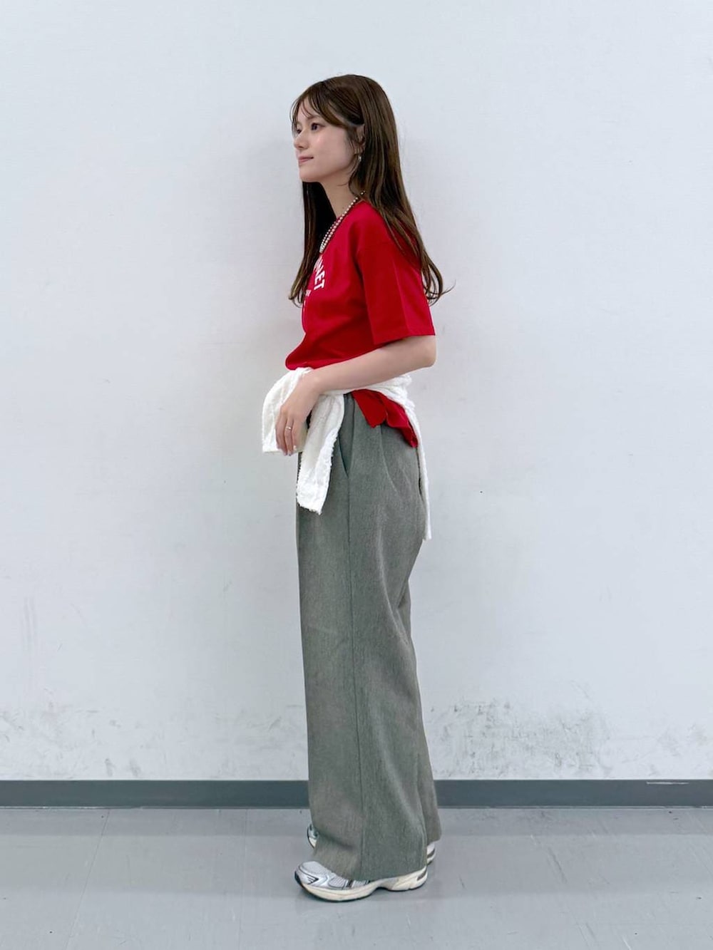 ホワイト系のTシャツ/カットソー、ベージュ系のその他パンツ、レッド系のTシャツ/カットソーを着用したレディースの春コーディネートの2枚目の写真