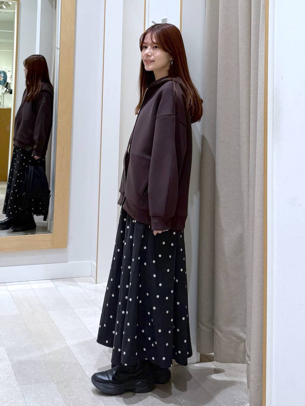 ブラック系のバックパック/リュック、ホワイト系のTシャツ/カットソー、その他のスカートを着用したレディースの春コーディネートの2枚目の写真