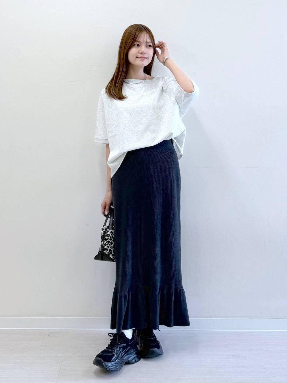 その他のショルダーバッグ、ブラック系のスニーカー、グレー系のTシャツ/カットソーを着用したレディースの秋コーディネートの4枚目の写真