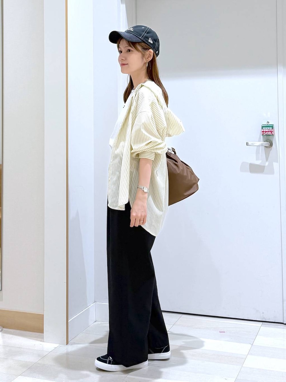 ブラック系のその他パンツ、ホワイト系のTシャツ/カットソー、ブラック系のスニーカーを着用したレディースの夏コーディネートの2枚目の写真