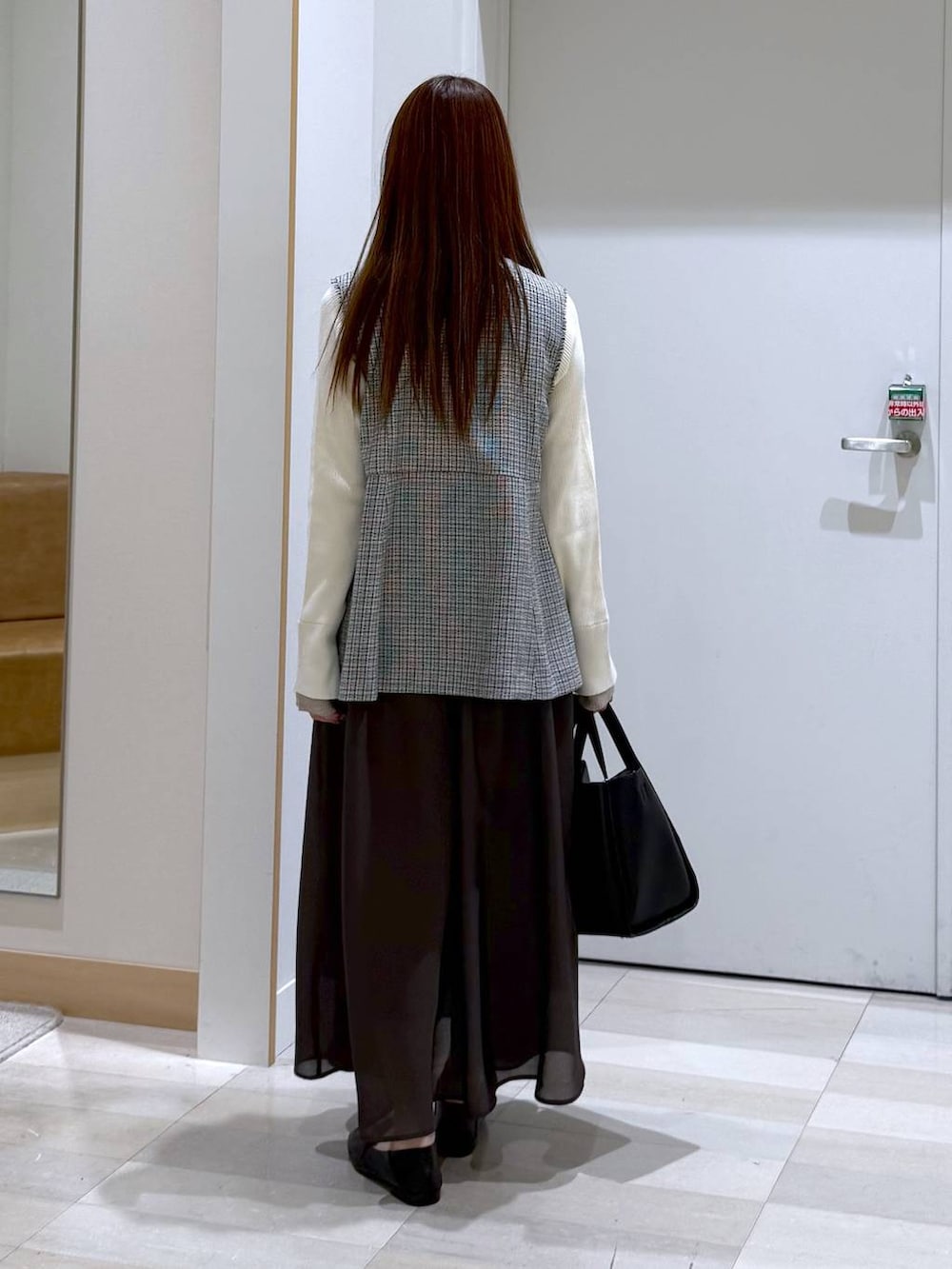 ブラック系のローファー、ブラック系のトートバッグ、ホワイト系のその他アウターを着用したレディースの春コーディネートの3枚目の写真