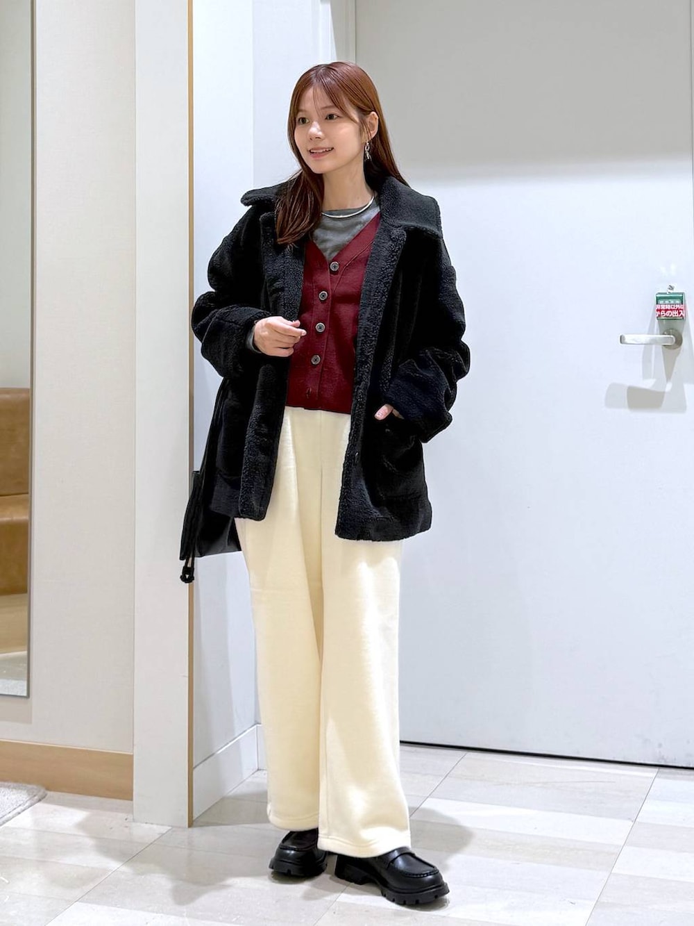 ブラック系のローファー、グレー系のTシャツ/カットソー、レッド系のカーディガン/ボレロを着用したレディースの秋コーディネートの4枚目の写真