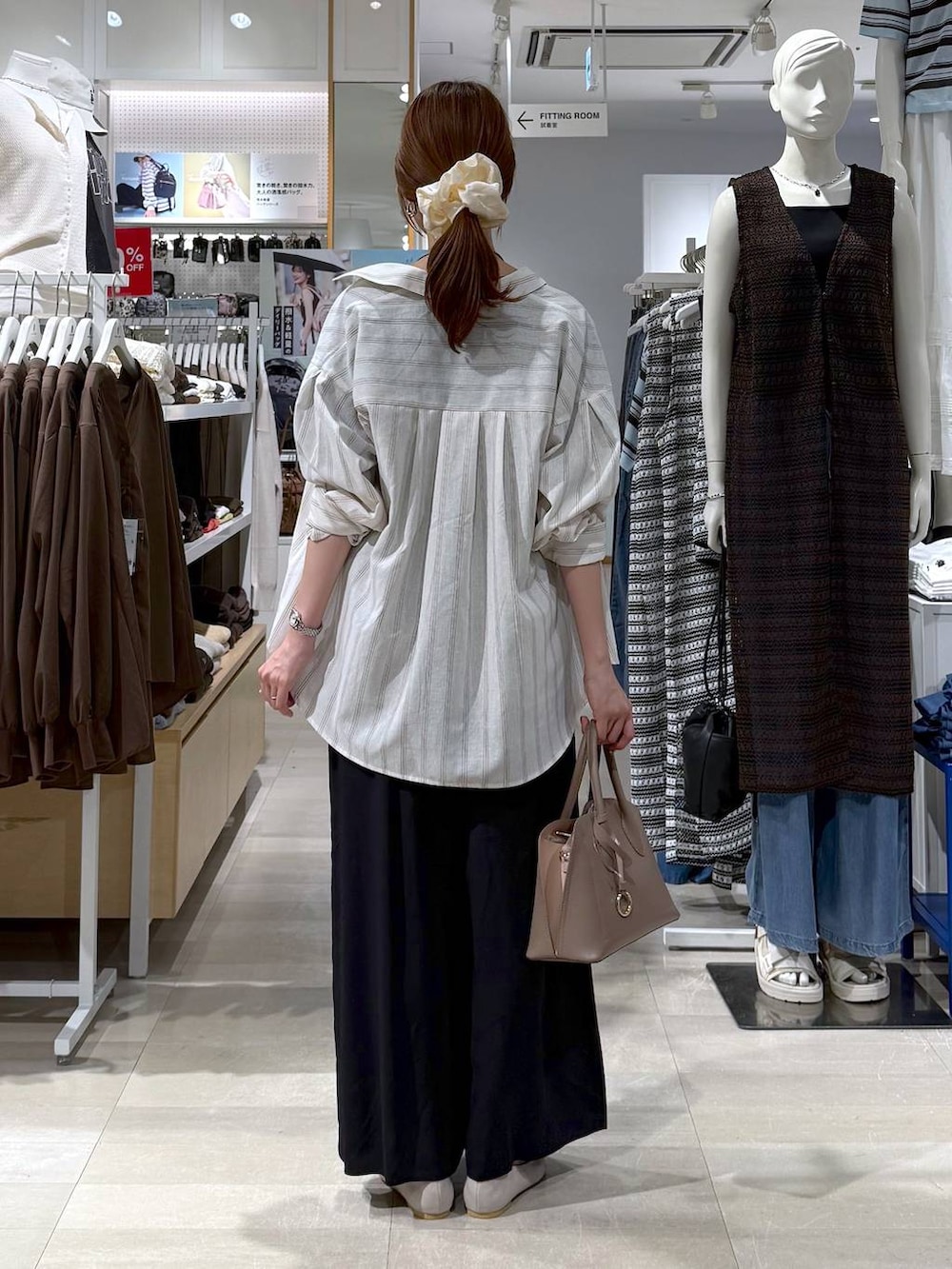 ベージュ系のパンプス、ホワイト系のショルダーバッグ、グレー系のTシャツ/カットソーを着用したレディースの夏コーディネートの3枚目の写真