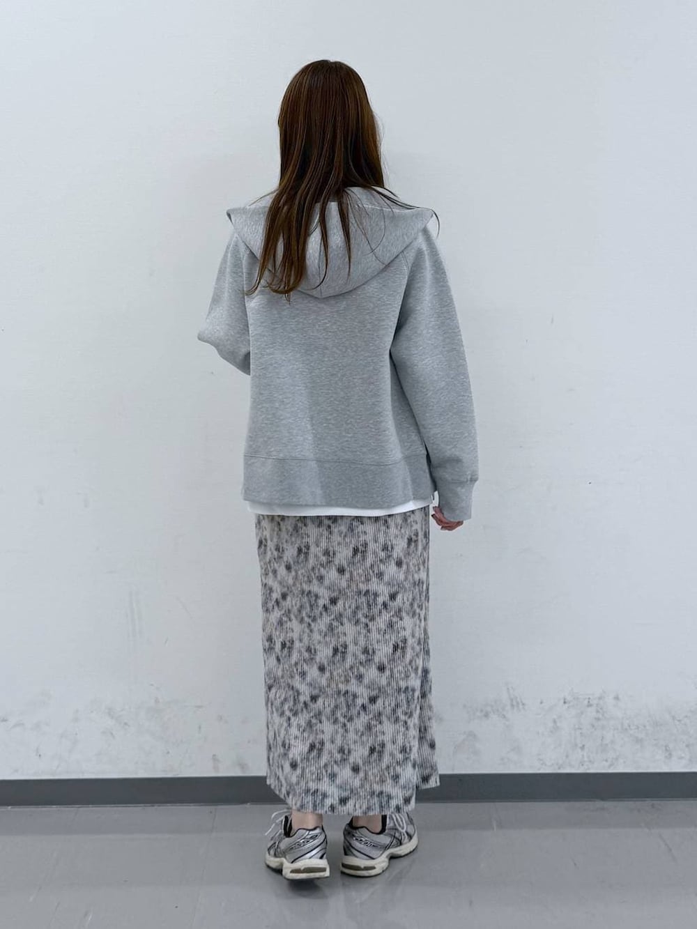 グレー系のパーカー、ホワイト系のTシャツ/カットソー、ベージュ系のスカートを着用したレディースの春コーディネートの3枚目の写真