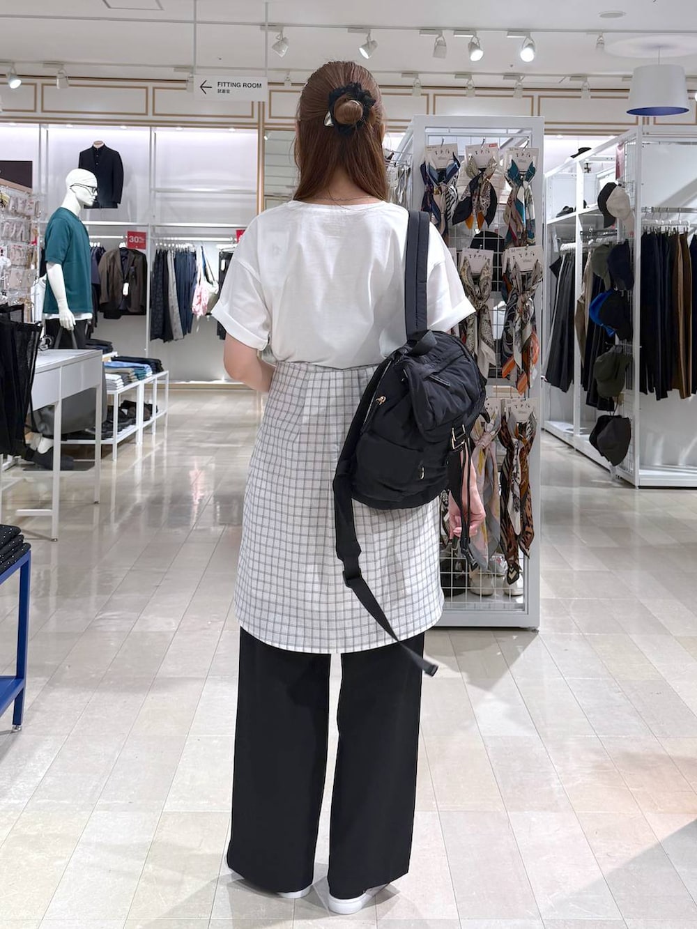 グレー系のシャツ/ブラウス、ブラック系のその他パンツ、ホワイト系のTシャツ/カットソーを着用したレディースの夏コーディネートの3枚目の写真