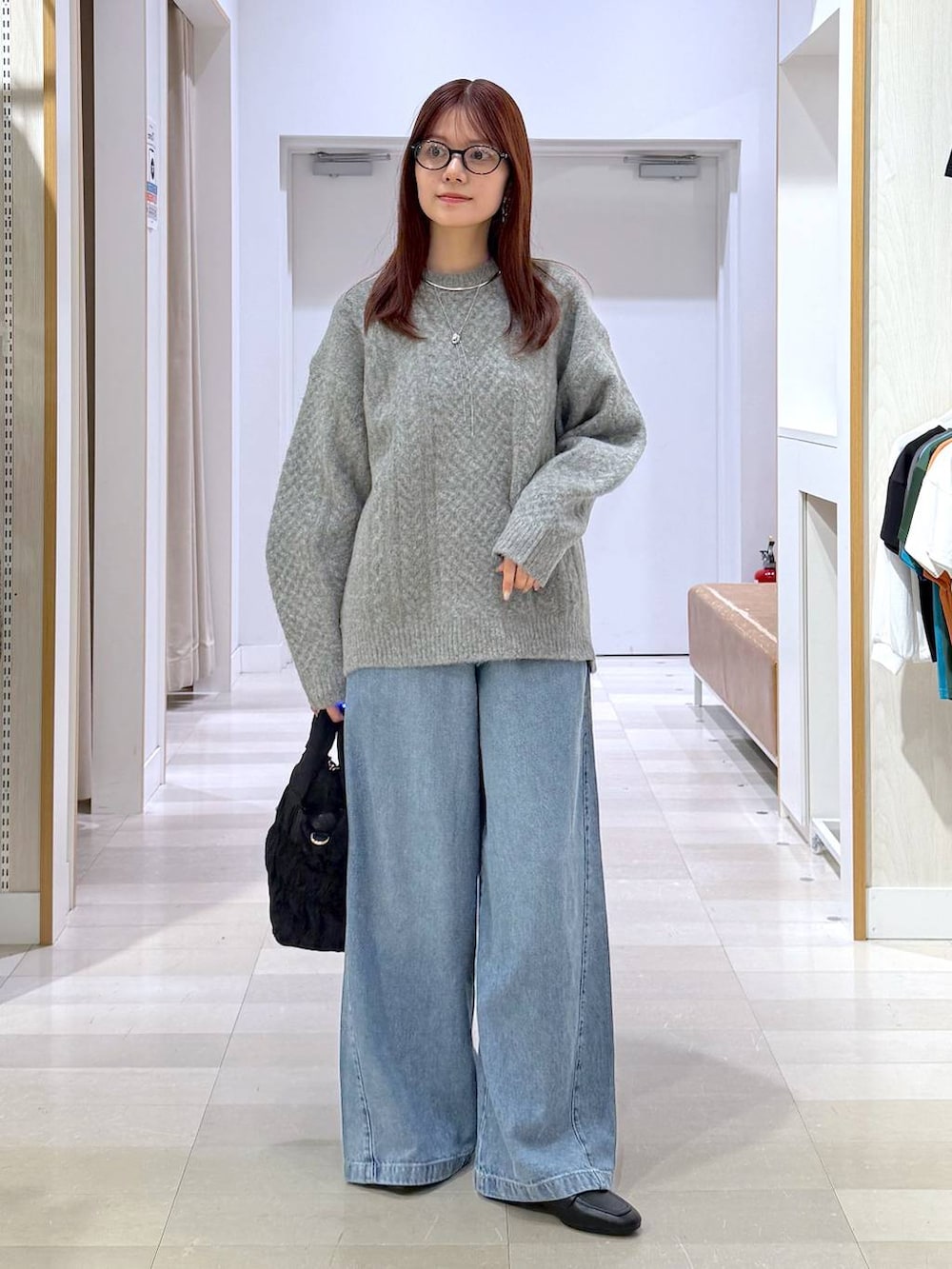 ブラック系のボディバッグ/ウエストポーチ、シルバー系のネックレス、シルバー系のネックレスを着用したレディースの秋コーディネートの8枚目の写真
