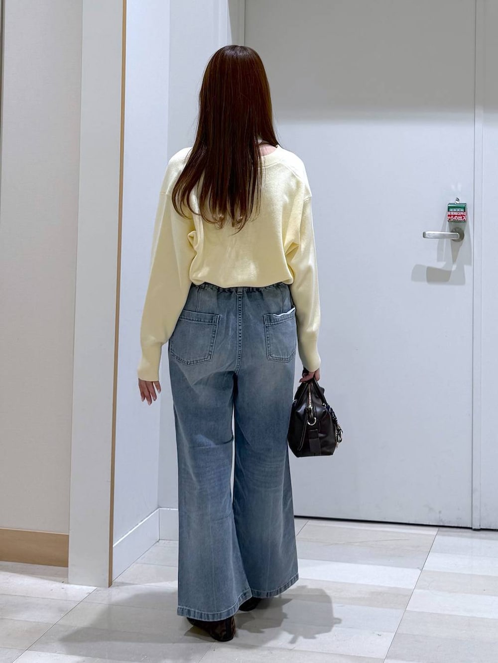 その他のバレエシューズ、ブルー系のデニムパンツ、イエロー系のニット/セーターを着用したレディースの春コーディネートの3枚目の写真