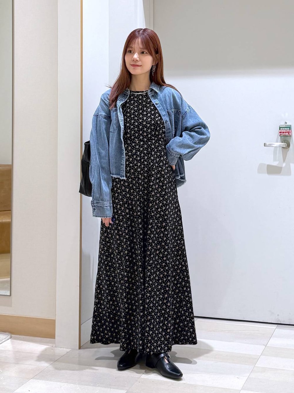 ブラック系のトートバッグ、ブラック系のパンプス、ブルー系のシャツ/ブラウスを着用したレディースの秋コーディネートの6枚目の写真