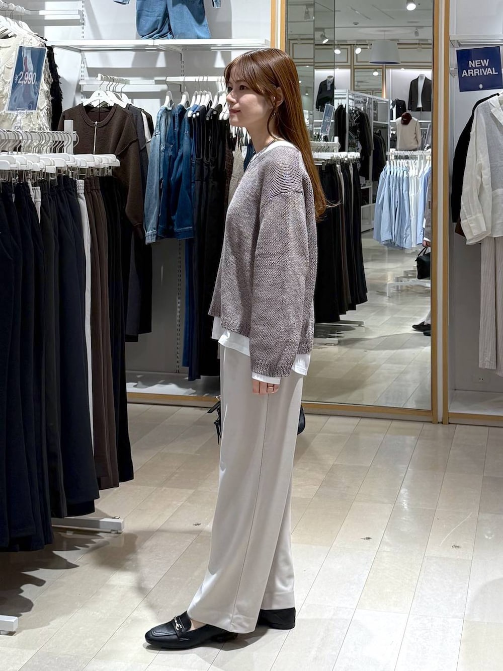 ブラック系のローファー、ブラック系のショルダーバッグ、ホワイト系のTシャツ/カットソーを着用したレディースの春コーディネートの2枚目の写真