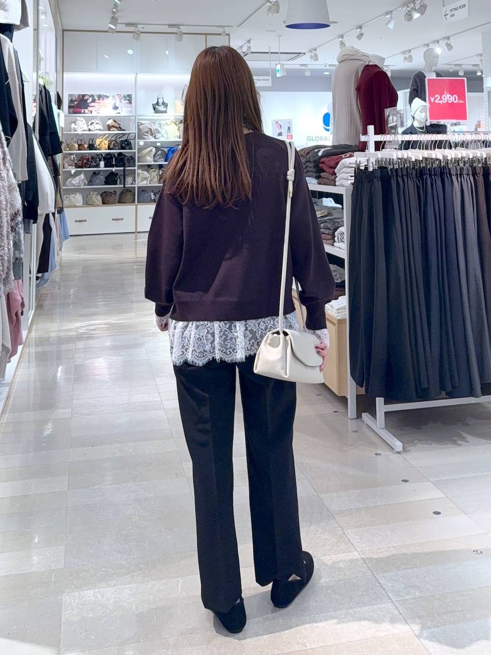 ブラック系のその他パンツ、ベージュ系のショルダーバッグ、ブラウン系のニット/セーターを着用したレディースの秋コーディネートの3枚目の写真