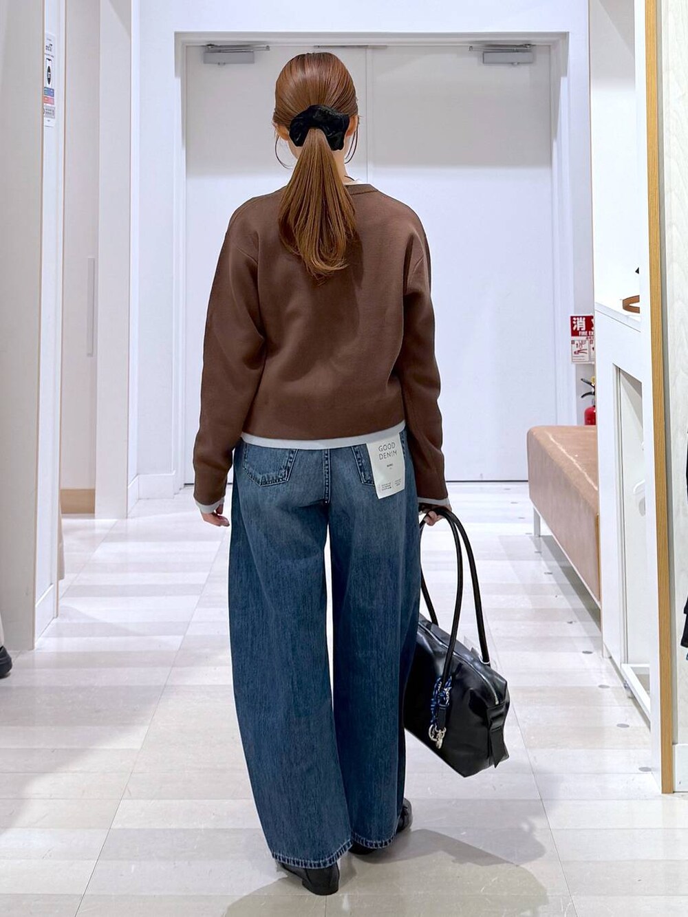 ブラック系のローファー、ブラック系のボストンバッグ、ホワイト系のニット/セーターを着用したレディースの冬コーディネートの3枚目の写真