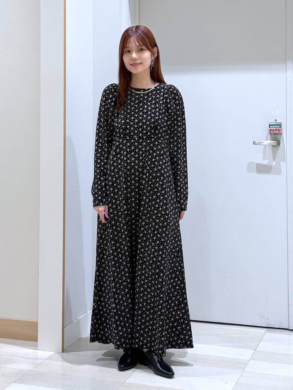 ブラック系のパンプス、シルバー系のネックレスを着用したレディースの秋コーディネートの6枚目の写真