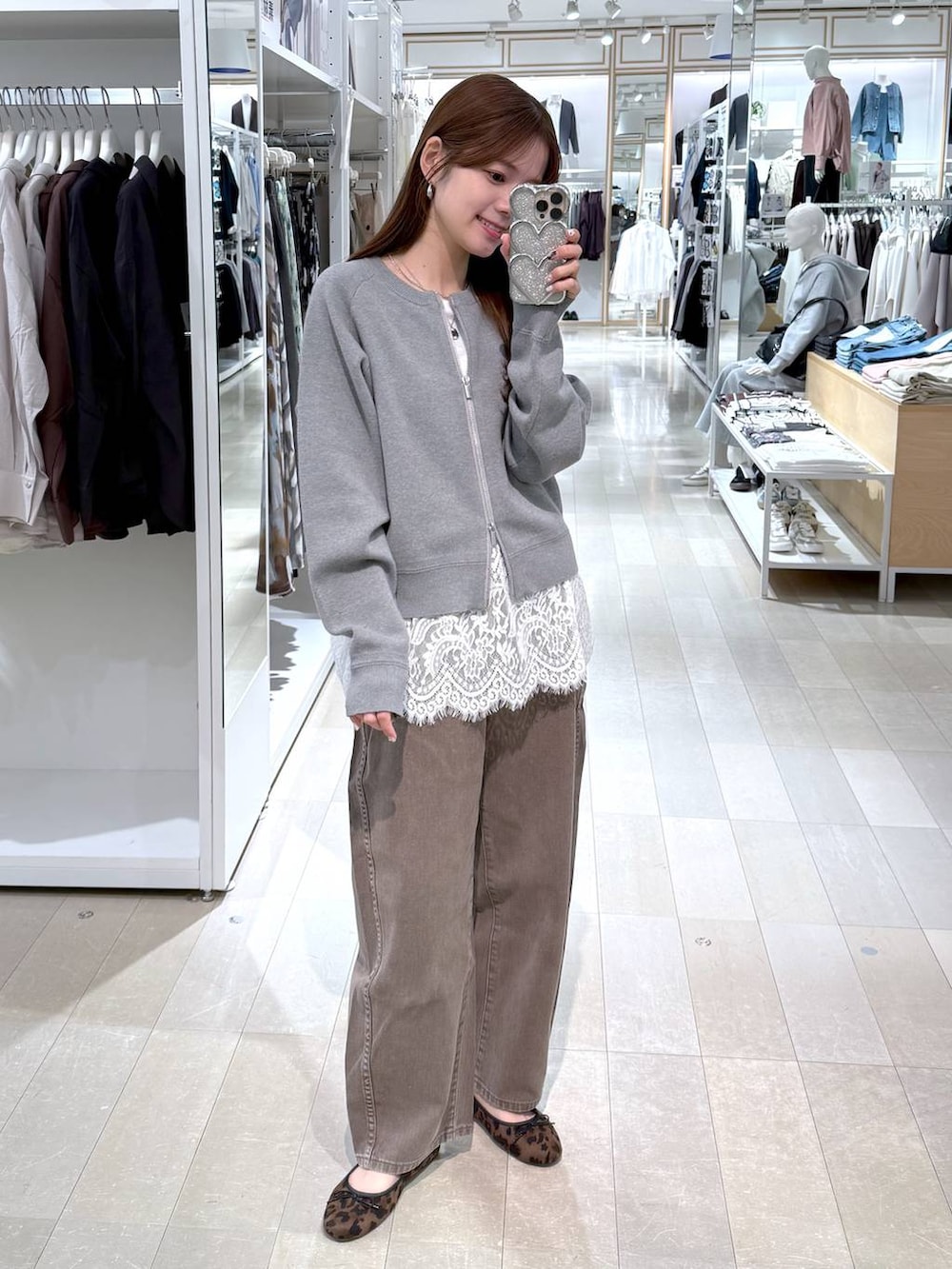 その他のバレエシューズ、ブラウン系のデニムパンツ、グレー系のカーディガン/ボレロを着用したレディースの春コーディネートの4枚目の写真