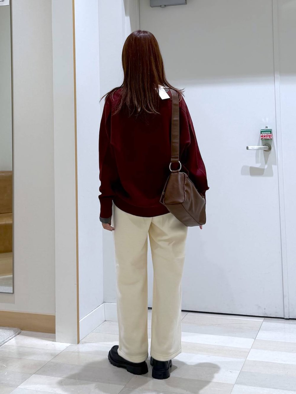ブラック系のローファー、グレー系のTシャツ/カットソー、レッド系のカーディガン/ボレロを着用したレディースの秋コーディネートの3枚目の写真