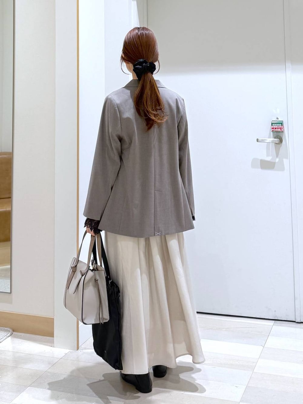 ブラック系のローファー、ホワイト系のショルダーバッグ、ブラック系のシャツ/ブラウスを着用したレディースの冬コーディネートの3枚目の写真