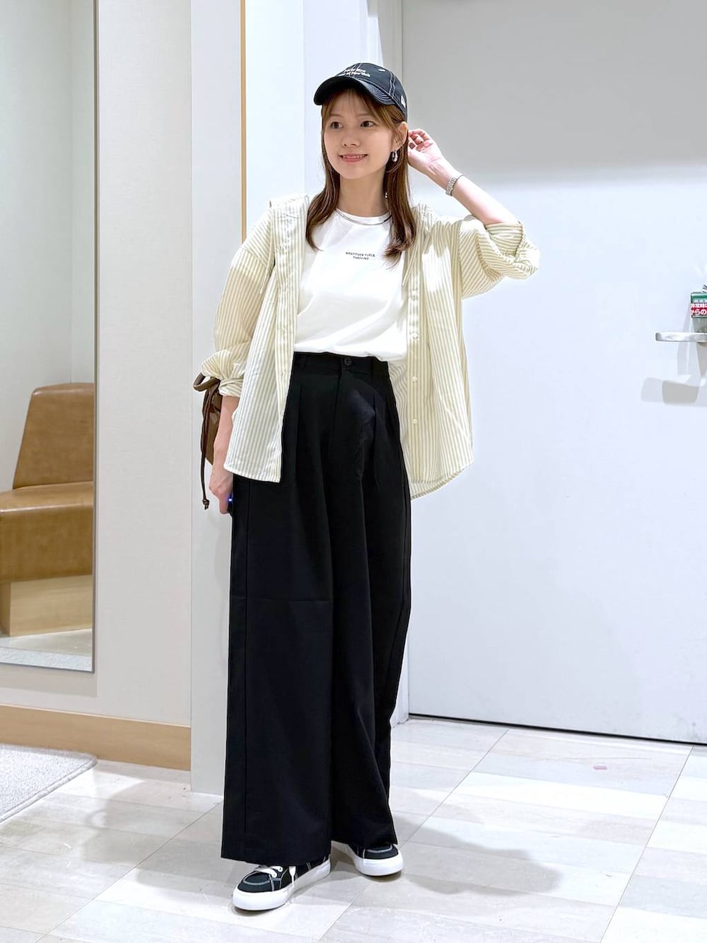 ブラック系のその他パンツ、ホワイト系のTシャツ/カットソー、ブラック系のスニーカーを着用したレディースの夏コーディネートの4枚目の写真