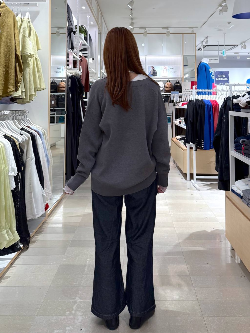 ブラック系のその他シューズ、ホワイト系のTシャツ/カットソー、ブルー系のデニムパンツを着用したレディースの秋コーディネートの3枚目の写真