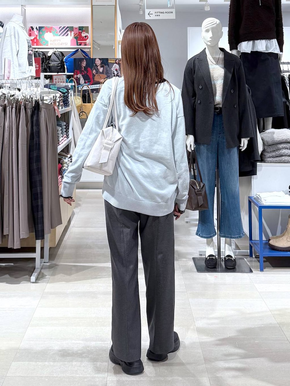 ブラック系のダウンジャケット/コート、グレー系のその他パンツ、ブラック系のブーツを着用したレディースの冬コーディネートの3枚目の写真