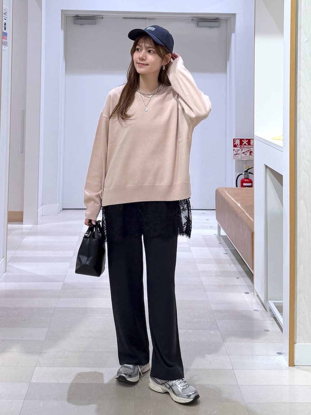 ブラック系のショルダーバッグ、ピンク系のニット/セーター、ブラック系のキャミソールを着用したレディースの春コーディネートの4枚目の写真