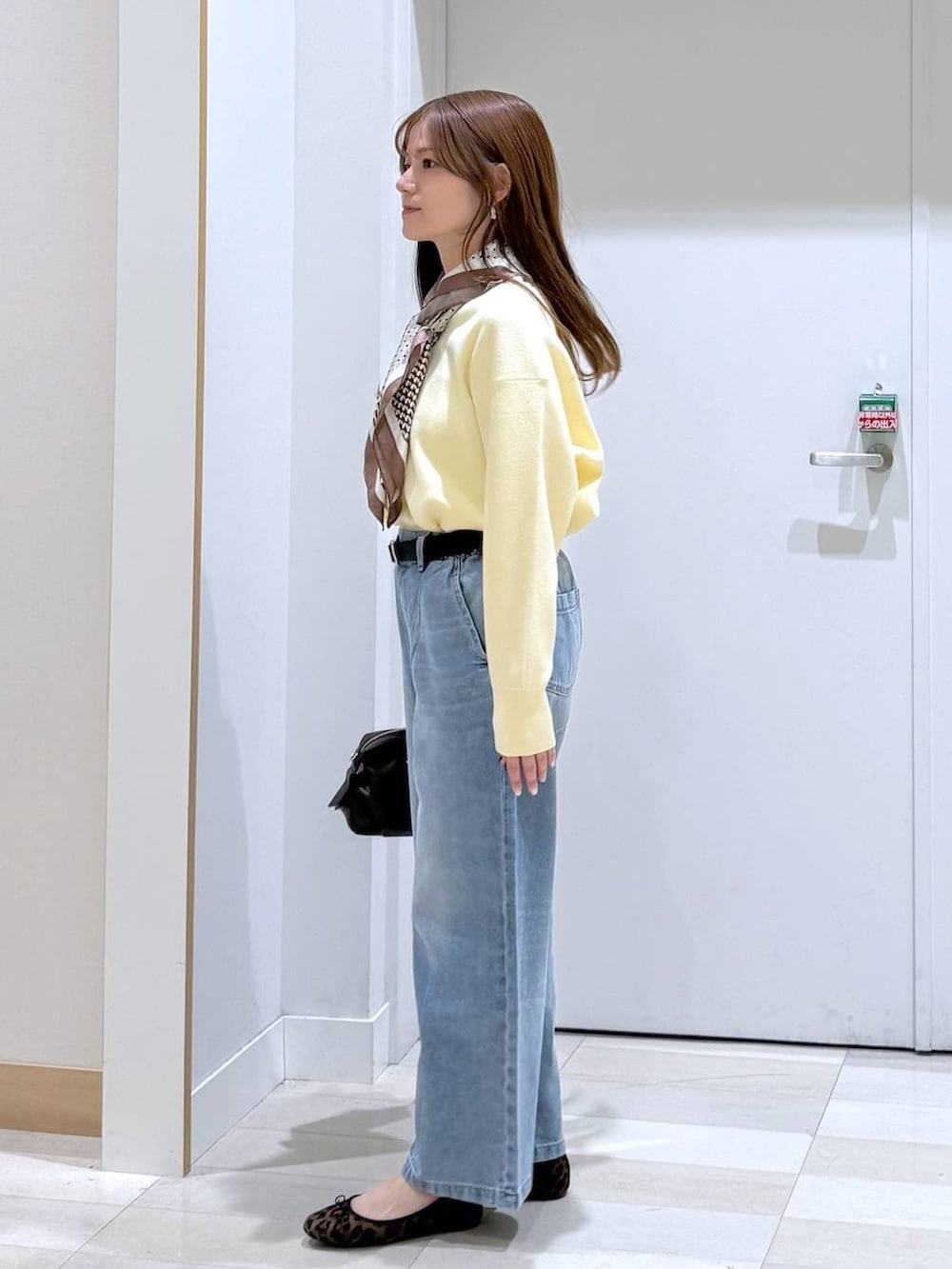 その他のバレエシューズ、ブルー系のデニムパンツ、イエロー系のニット/セーターを着用したレディースの春コーディネートの2枚目の写真