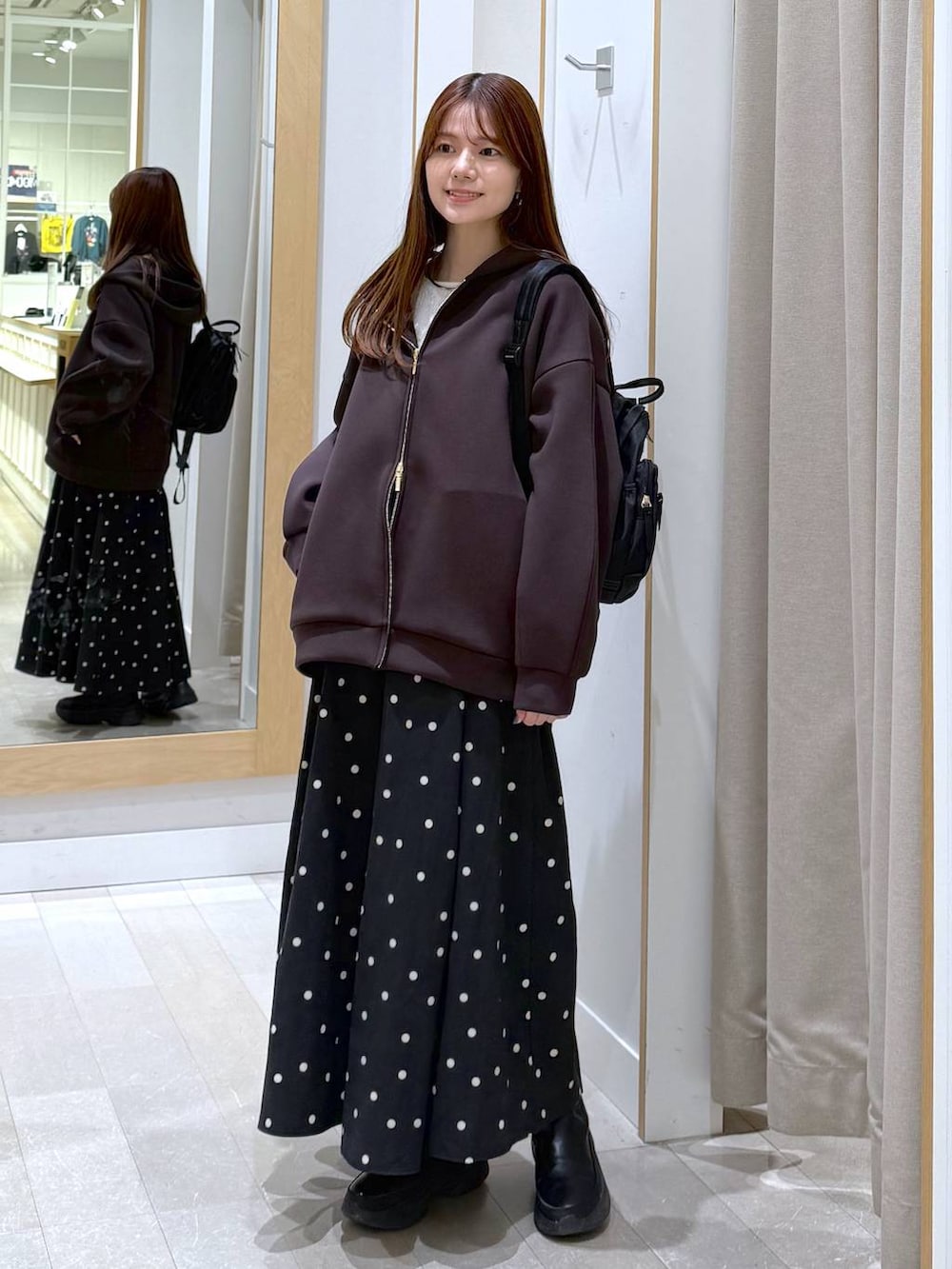 ブラック系のバックパック/リュック、ホワイト系のTシャツ/カットソー、その他のスカートを着用したレディースの春コーディネートの4枚目の写真