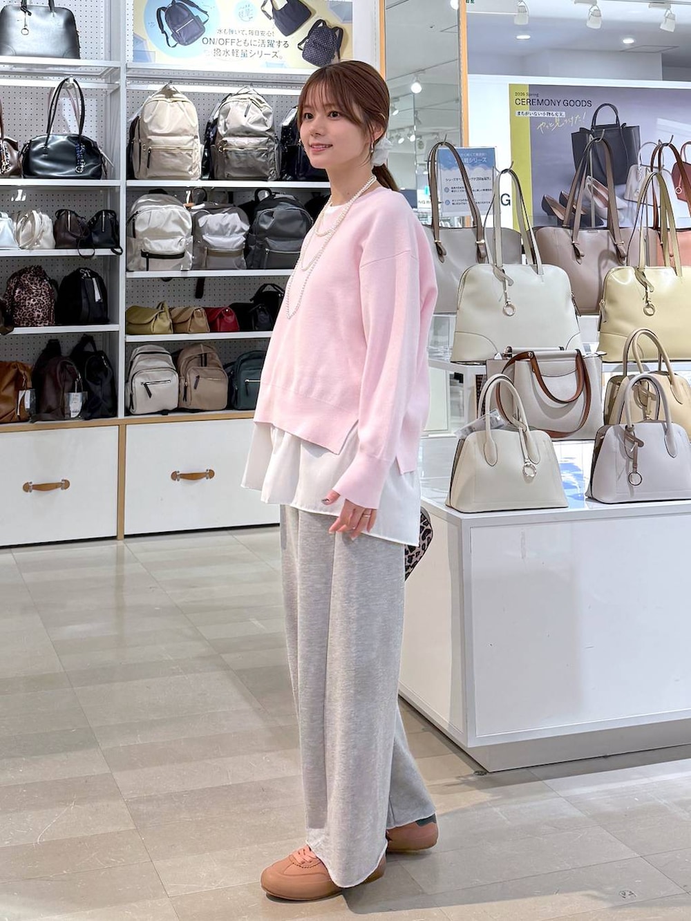 その他のショルダーバッグ、ピンク系のスニーカー、グレー系のスウェットパンツを着用したレディースの春コーディネートの2枚目の写真