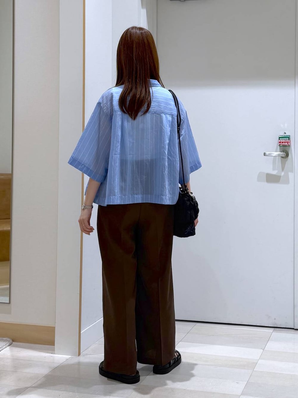 ブラウン系のその他パンツ、ブルー系のシャツ/ブラウス、ホワイト系のタンクトップを着用したレディースの夏コーディネートの3枚目の写真