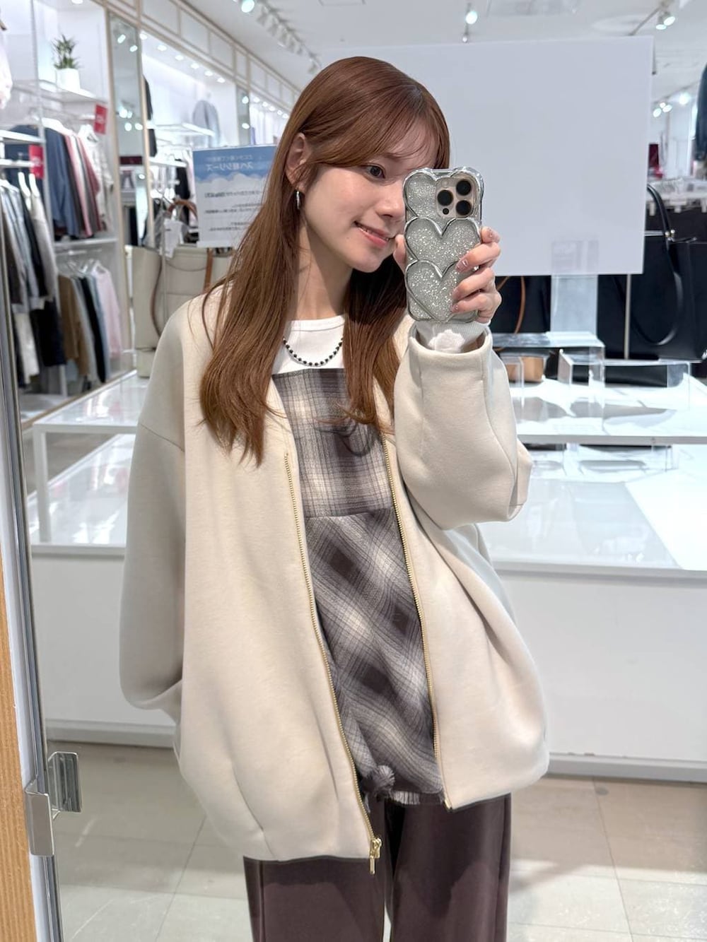 ホワイト系のスニーカー、ホワイト系のブルゾン、ブラウン系のその他トップスを着用したレディースの冬コーディネートの4枚目の写真