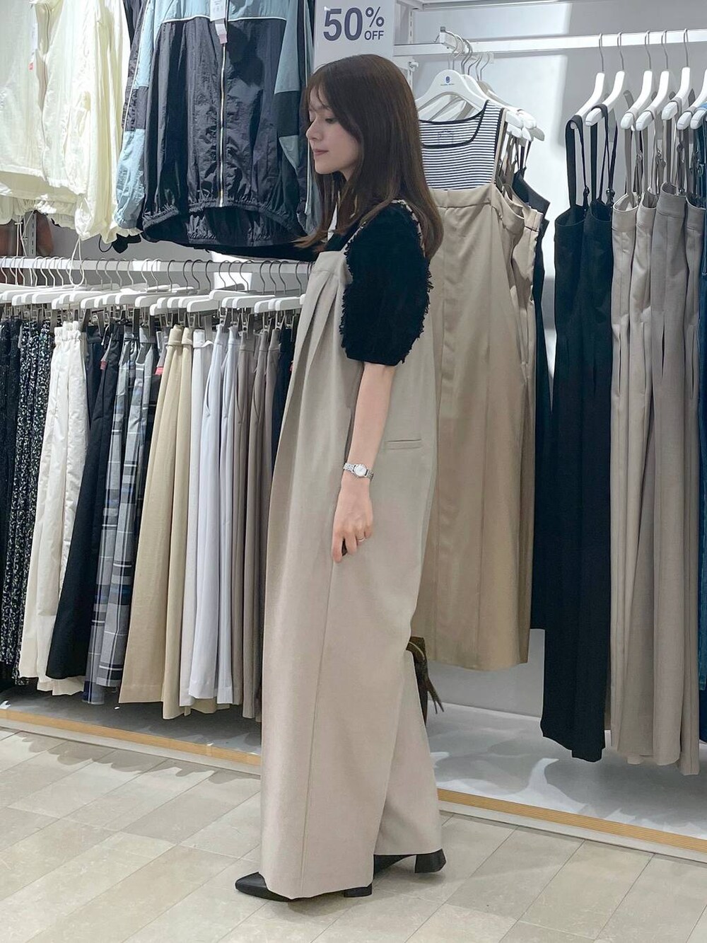 ベージュ系のつなぎ/オールインワン、ブラック系のサンダル、ブラック系のTシャツ/カットソーを着用したレディースの夏コーディネートの2枚目の写真