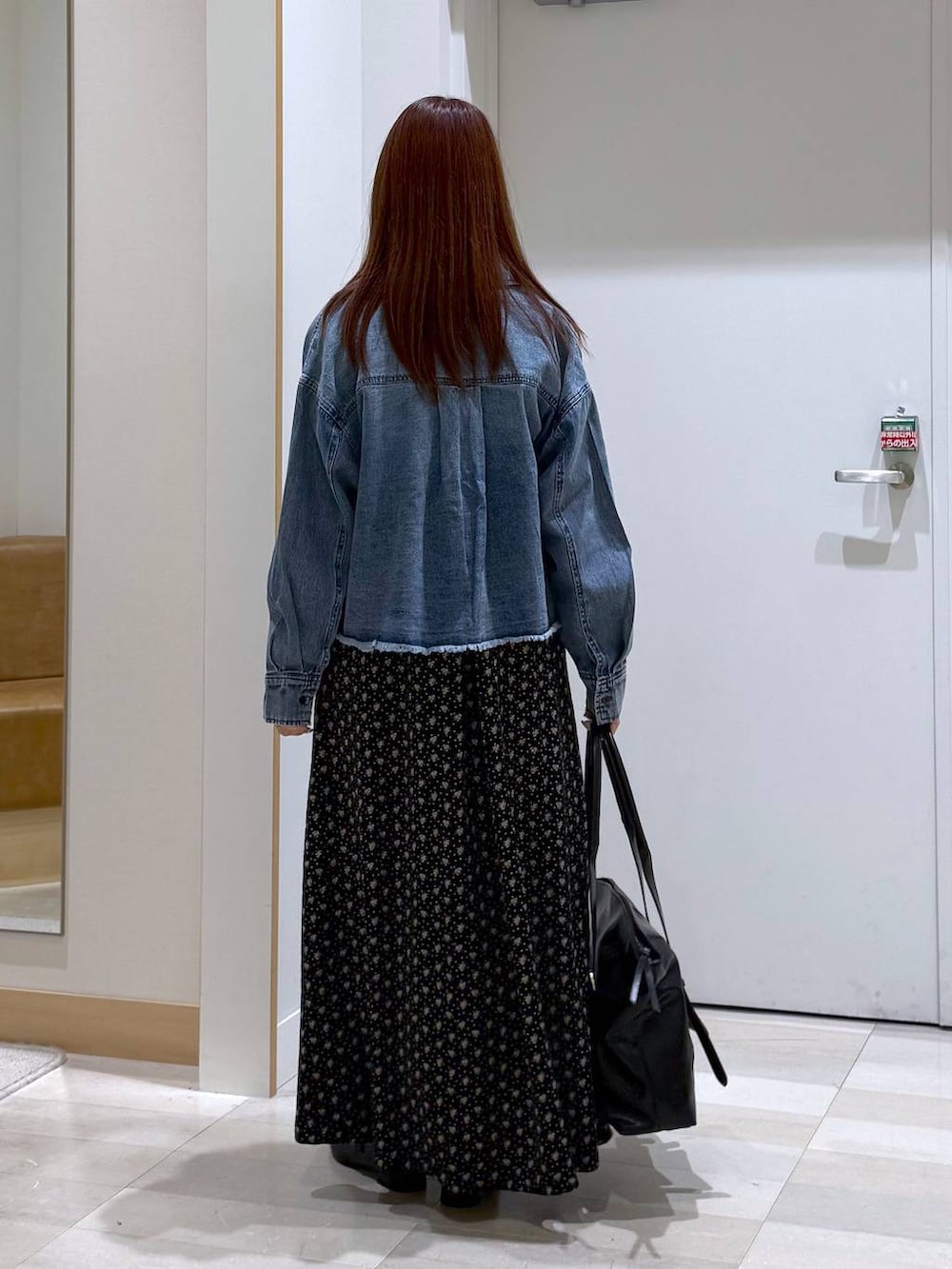 ブラック系のトートバッグ、ブラック系のパンプス、ブルー系のシャツ/ブラウスを着用したレディースの秋コーディネートの3枚目の写真
