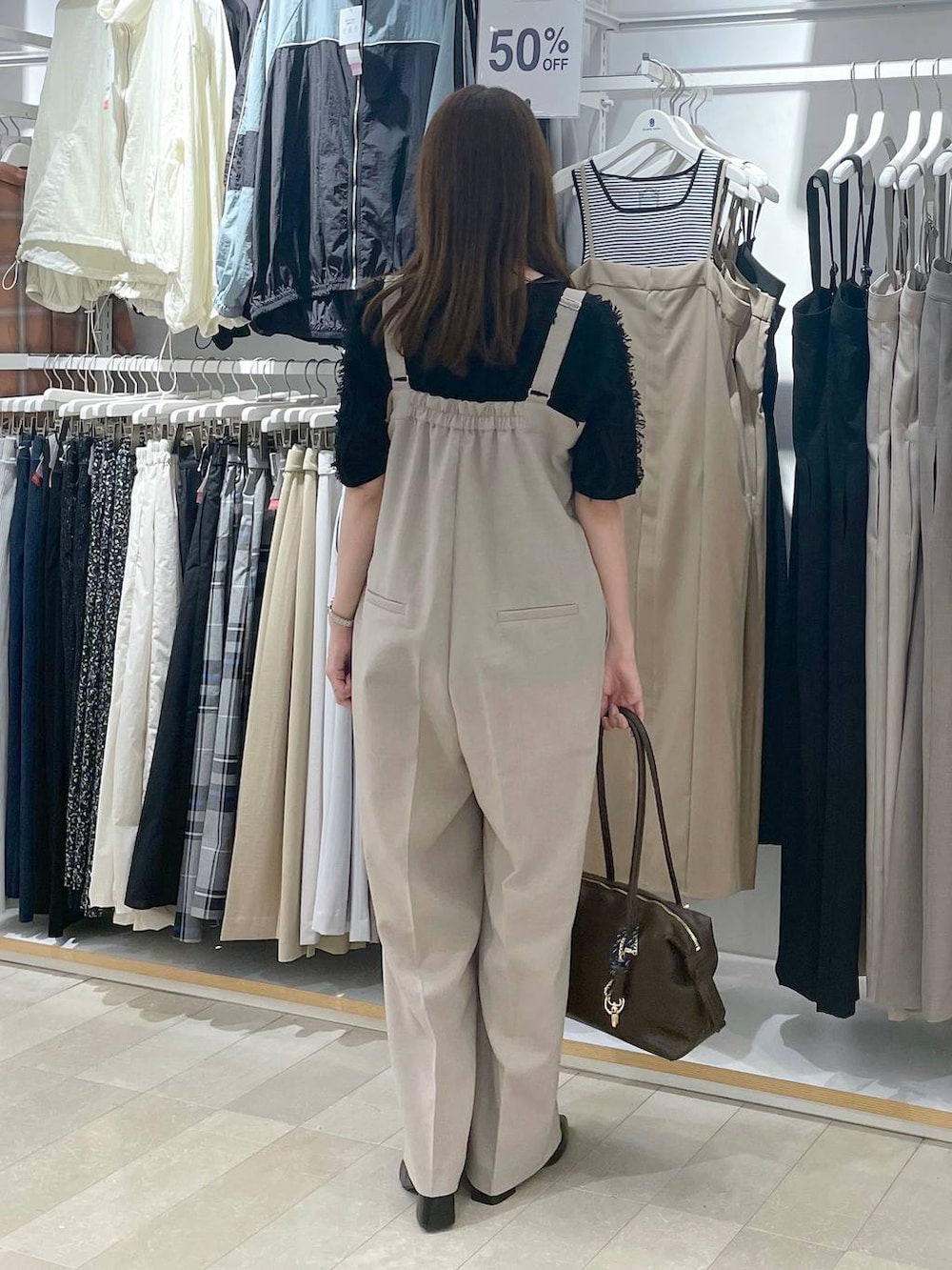 ベージュ系のつなぎ/オールインワン、ブラック系のサンダル、ブラック系のTシャツ/カットソーを着用したレディースの夏コーディネートの3枚目の写真