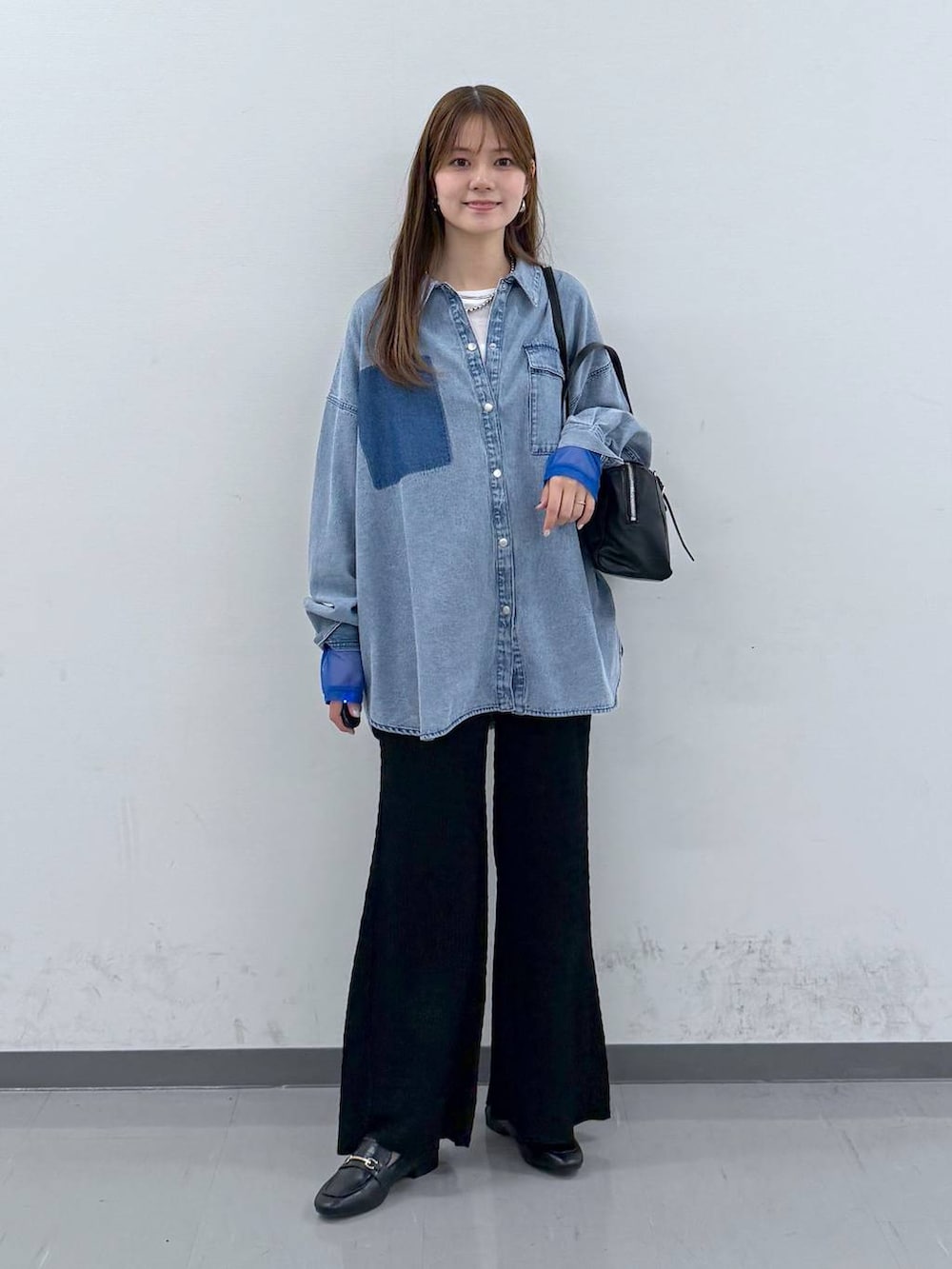 ブラック系のローファー、ブラック系のショルダーバッグ、ブラック系のその他パンツを着用したレディースの春コーディネートの4枚目の写真