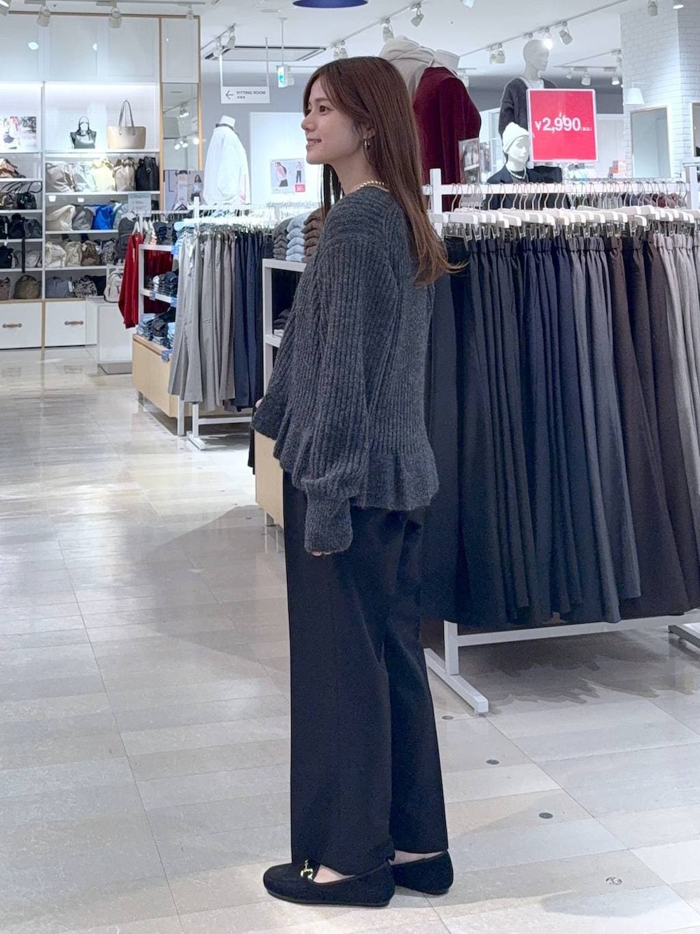 ベージュ系のニット/セーター、ブラック系のその他パンツ、ブラック系のローファーを着用したレディースの秋コーディネートの2枚目の写真