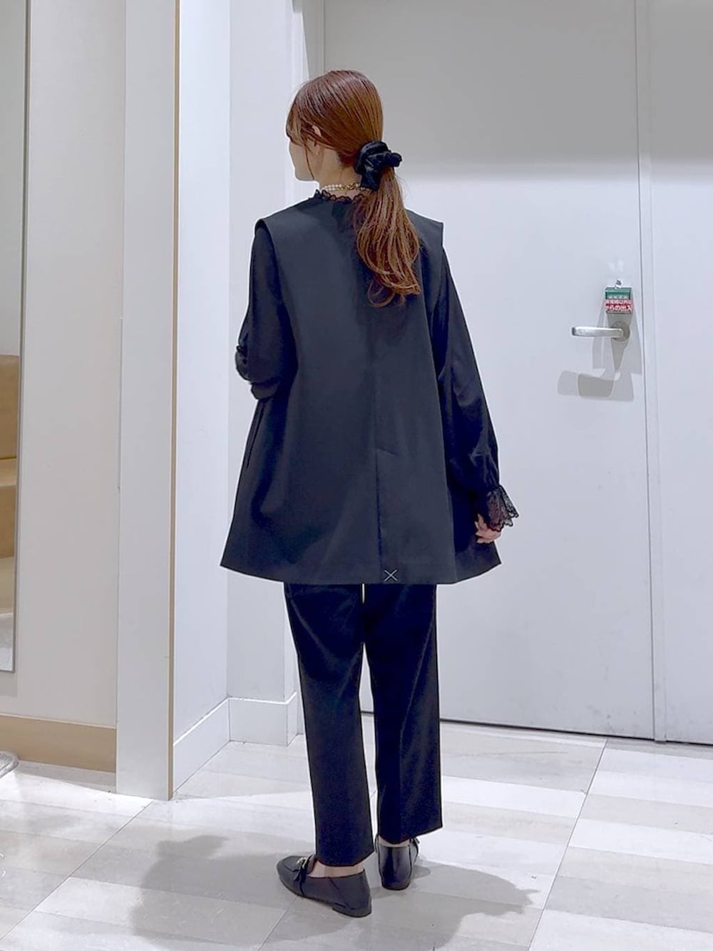 ブラック系のローファー、ホワイト系のショルダーバッグ、ブラック系のシャツ/ブラウスを着用したレディースの冬コーディネートの3枚目の写真