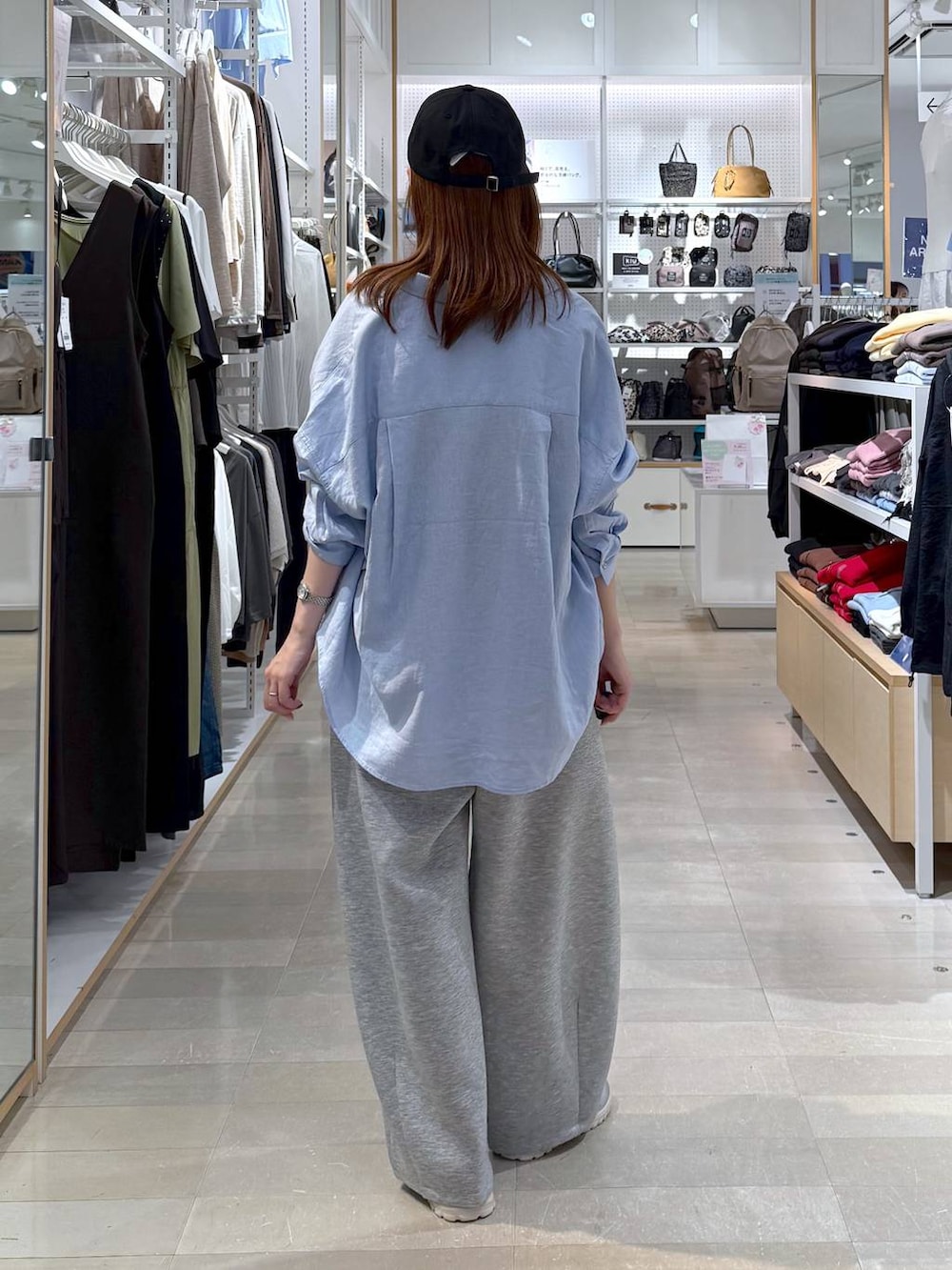 グレー系のスニーカー、ブルー系のシャツ/ブラウス、グレー系のその他パンツを着用したレディースの春コーディネートの3枚目の写真