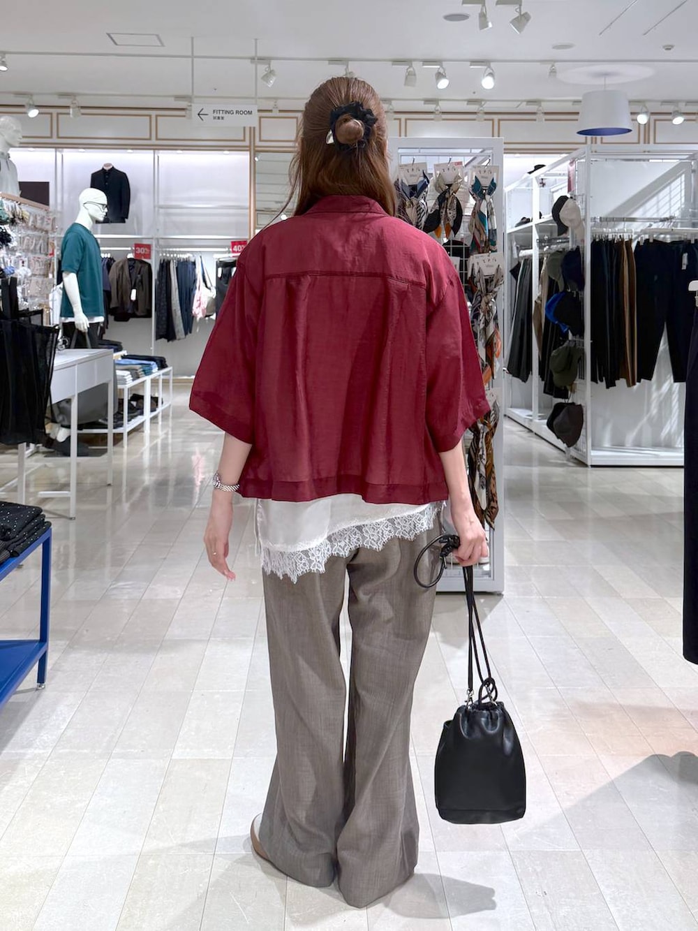 レッド系のシャツ/ブラウス、ブラック系のボディバッグ/ウエストポーチ、ブラウン系のその他パンツを着用したレディースの夏コーディネートの3枚目の写真