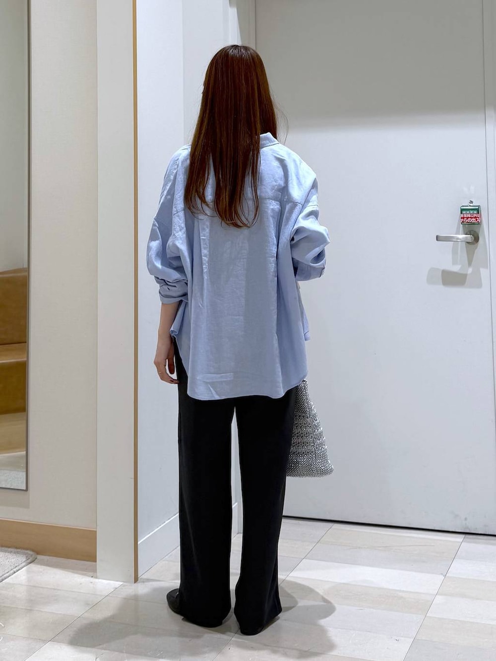 ブラック系のローファー、ブルー系のシャツ/ブラウス、ブラック系のその他パンツを着用したレディースの春コーディネートの3枚目の写真
