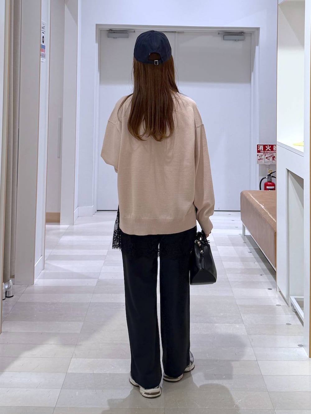 ブラック系のショルダーバッグ、ピンク系のニット/セーター、ブラック系のキャミソールを着用したレディースの春コーディネートの3枚目の写真