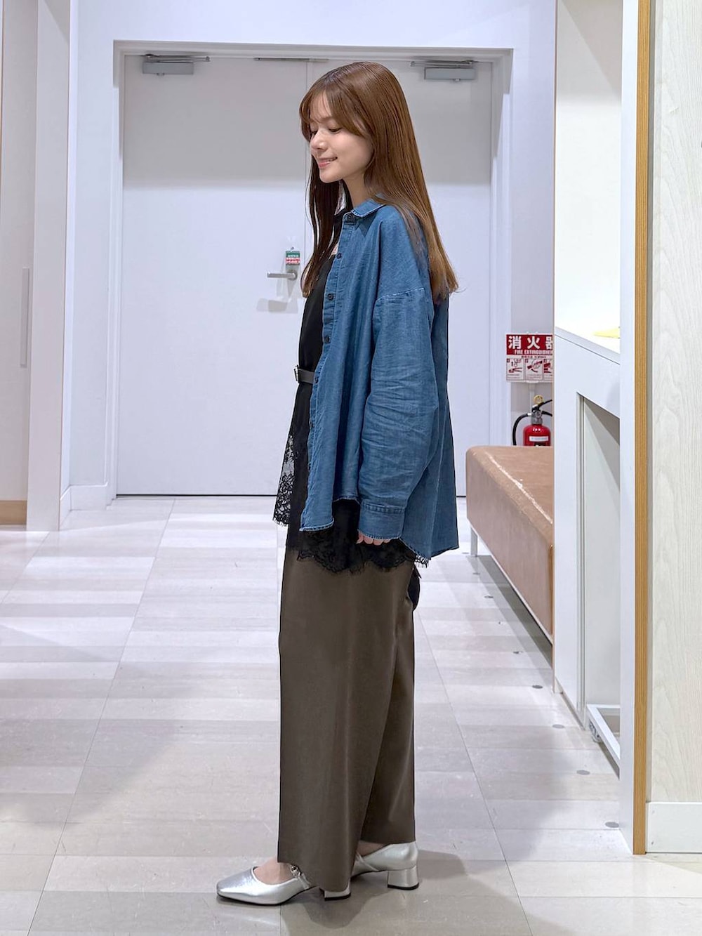 ブラック系のショルダーバッグ、ブルー系のシャツ/ブラウス、ブラック系のキャミソールを着用したレディースの春コーディネートの2枚目の写真