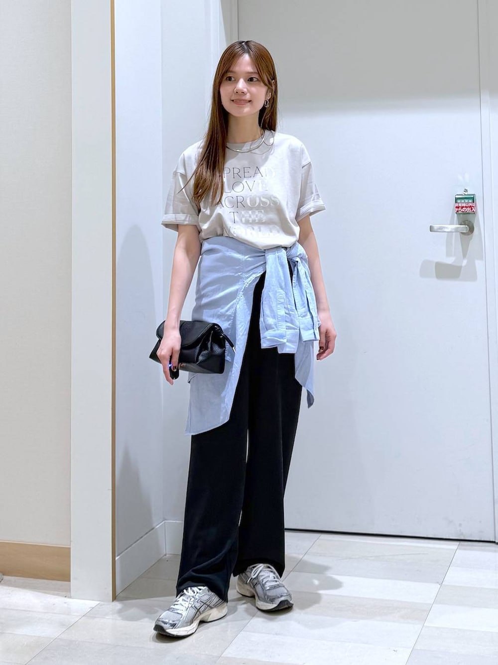 ブラック系のローファー、ブルー系のシャツ/ブラウス、ブラック系のその他パンツを着用したレディースの春コーディネートの5枚目の写真