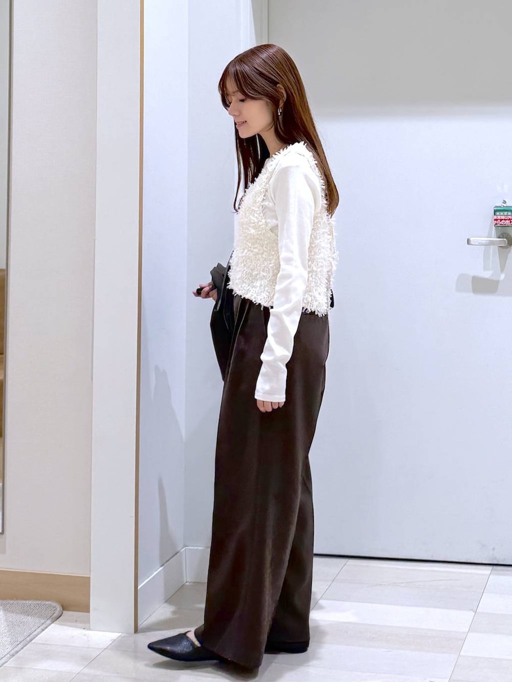 ブラック系のパンプス、ブラウン系のテーラードジャケット、ブラウン系のその他パンツを着用したレディースの冬コーディネートの2枚目の写真