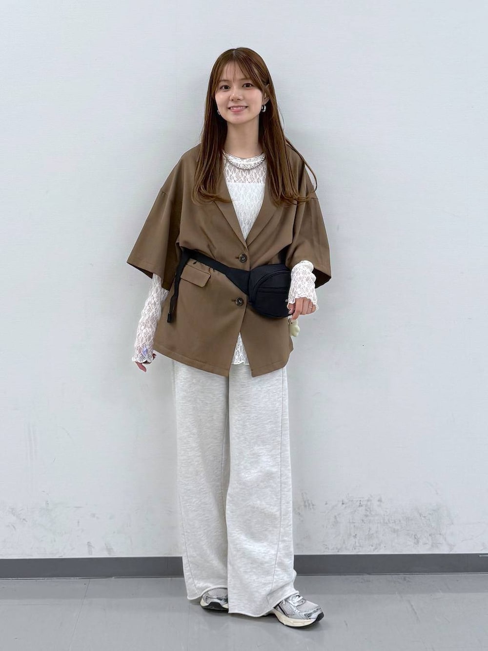 ホワイト系のスウェットパンツ、ホワイト系のその他トップス、シルバー系のネックレスを着用したレディースの春コーディネートの4枚目の写真