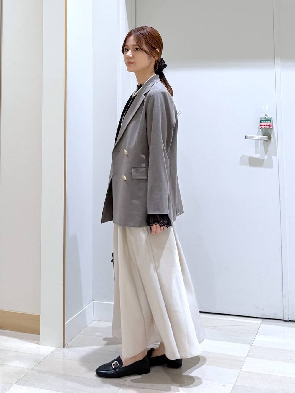 ブラック系のローファー、ホワイト系のショルダーバッグ、ブラック系のシャツ/ブラウスを着用したレディースの冬コーディネートの2枚目の写真