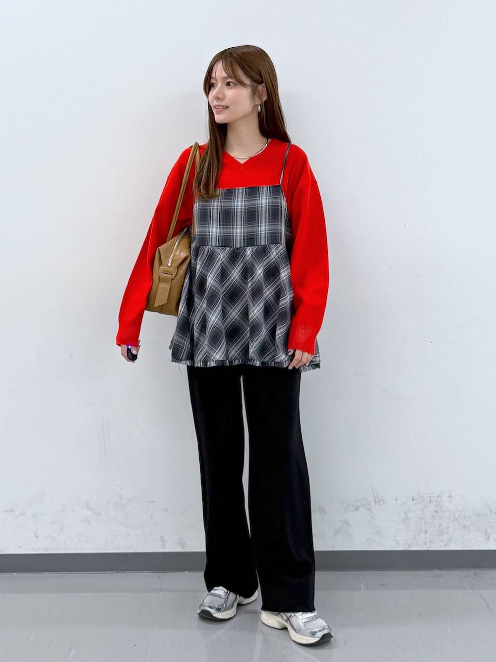 ブラウン系のボストンバッグ、ブラック系のその他トップス、レッド系のニット/セーターを着用したレディースの春コーディネートの4枚目の写真