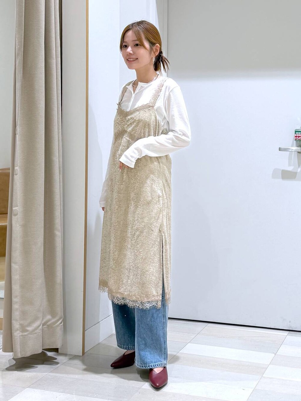 ホワイト系のTシャツ/カットソー、レッド系のパンプス、シルバー系のネックレスを着用したレディースの夏コーディネートの4枚目の写真
